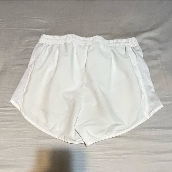 Under Armour womens white shorts - Picture 4 of 4